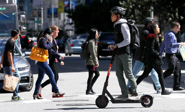 Electric Scooter vs. Public Transportation: Determining the Optimal Option for Your Daily Commuting Needs